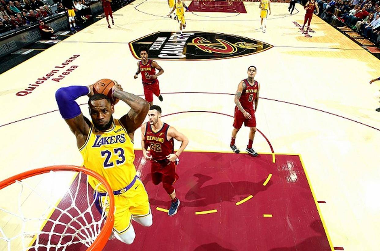 芒果体育-詹姆斯回归赛场，战术调整首场状态亮眼，阿森纳观众沸腾！的简单介绍