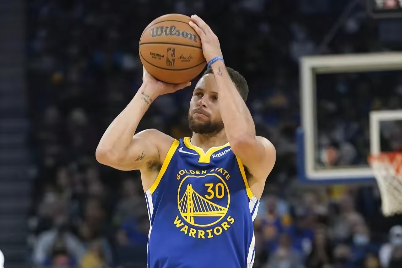 芒果体育-包含库里连续二十场比赛得分超过势不可挡，勇士挑战极限！的词条